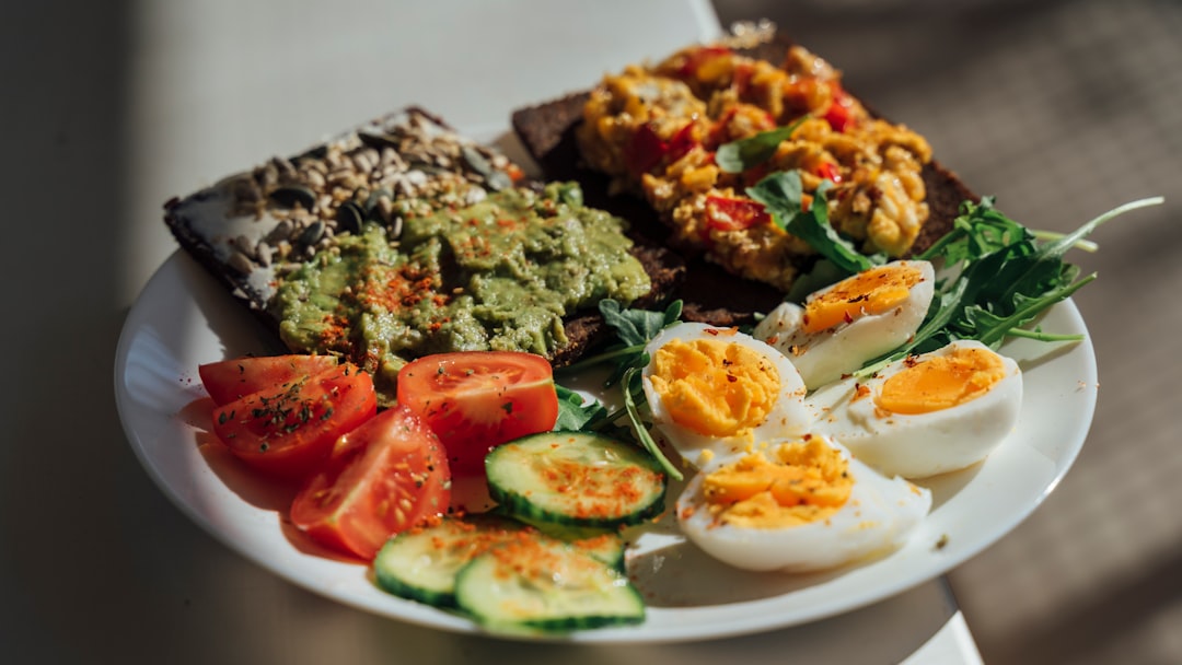 Assiette d'alimentation sportive équilibrée contenant protéines maigres, glucides complets et légumes colorés