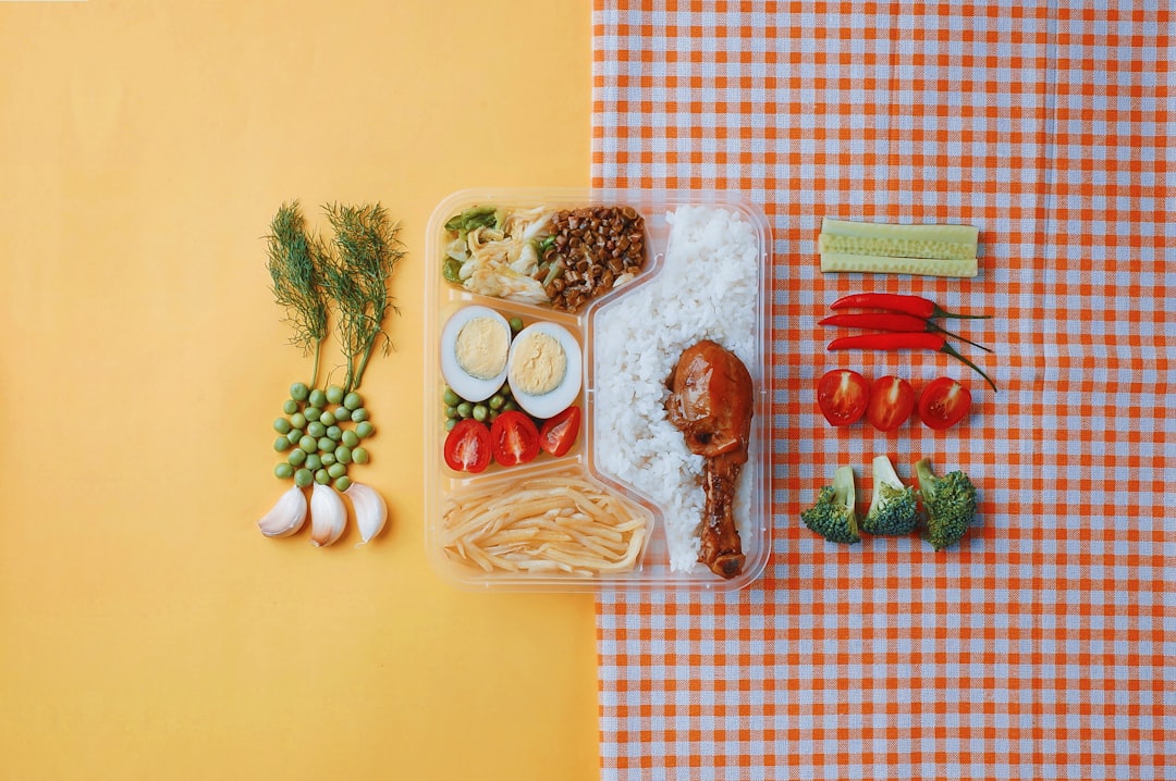 Assiette équilibrée optimisée pour performance sportive : répartition protéines, féculents, légumes