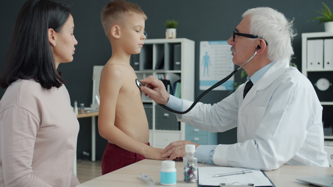 Diététicien examinant résultats analyses sanguines pour identifier carences en magnésium et vitamines