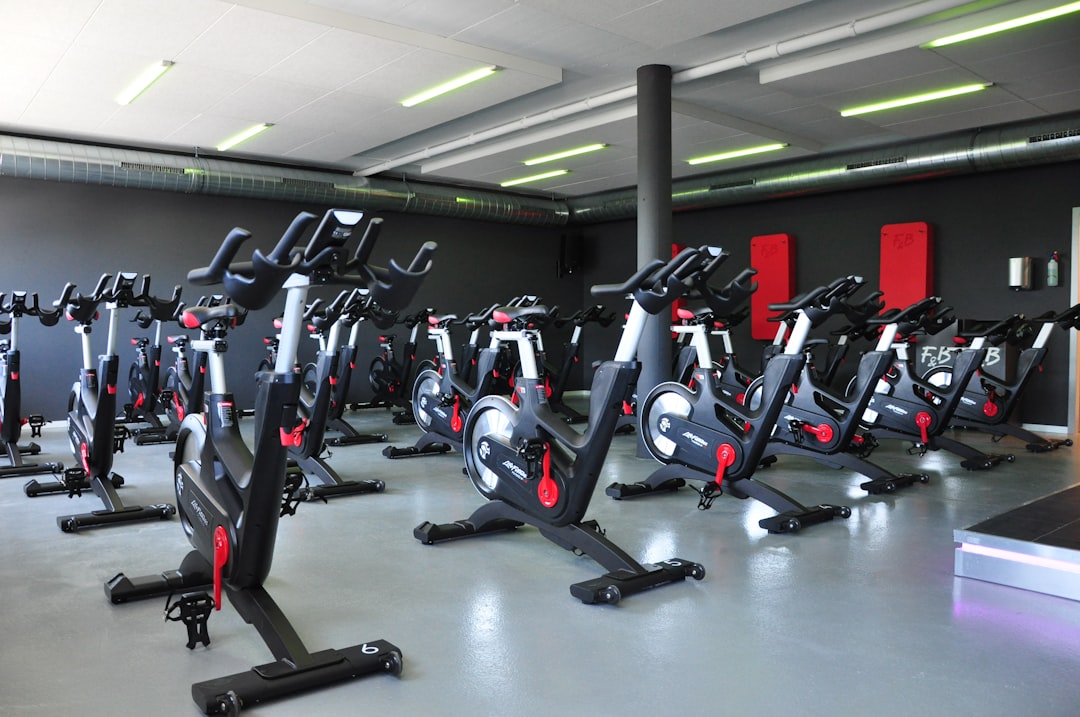 Studio de fitness moderne à La Rochelle avec équipements d'entraînement variés et espace coaching