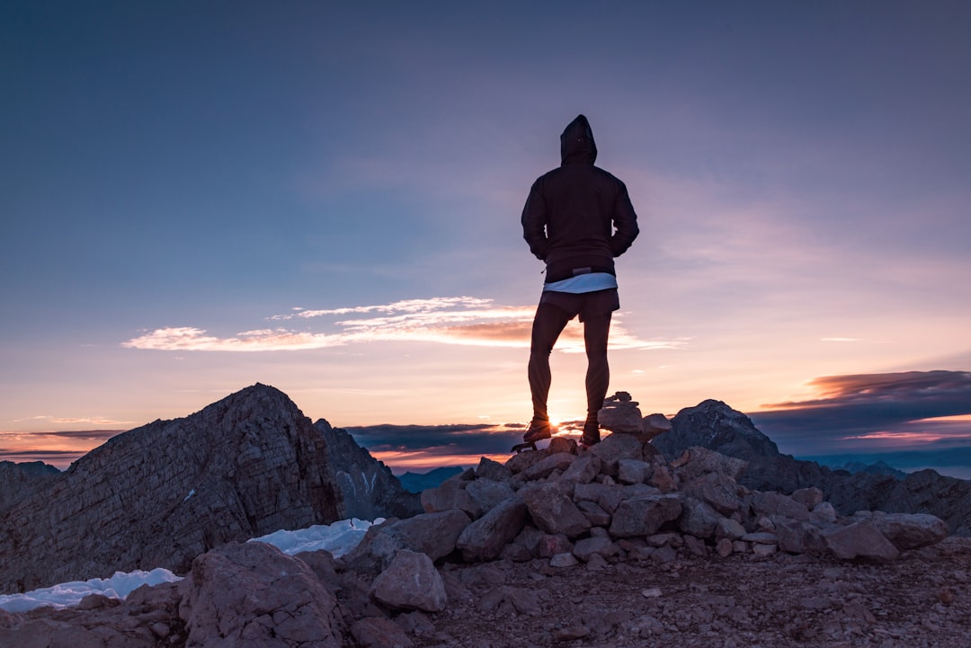 Tableau de suivi mensuel de la progression nutritionnelle et énergétique d'un coureur montagne avec métriques de performance