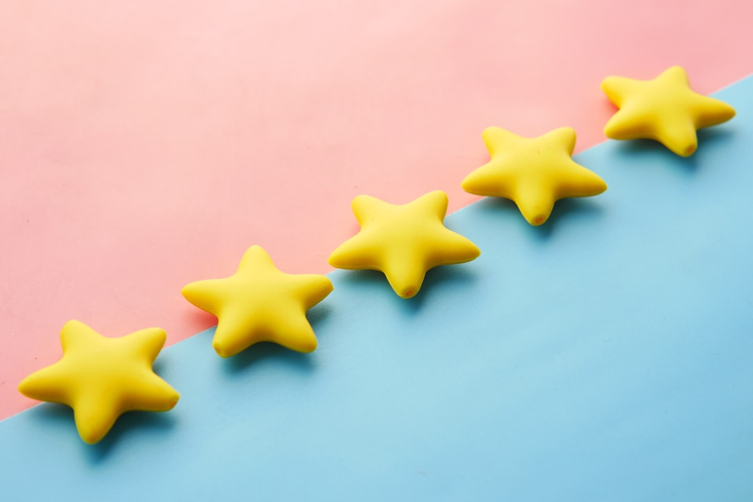 Témoignages positifs clients avec notations étoiles affichées, représentant la satisfaction et confiance