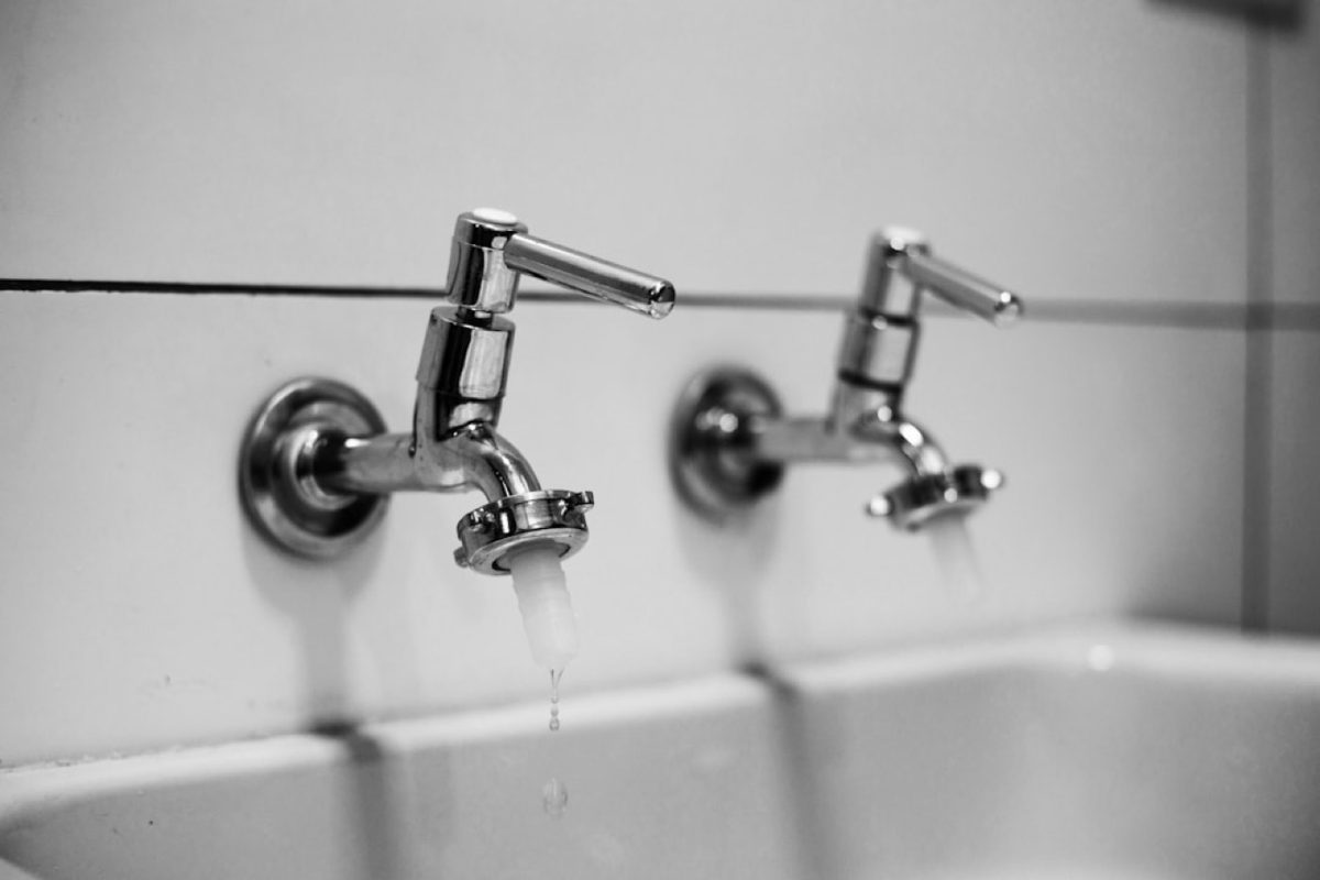 Repérer et colmater une fuite d'eau sous évier — guide pas à pas