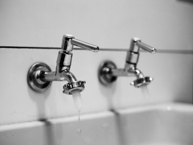Repérer et colmater une fuite d’eau sous évier — guide pas à pas